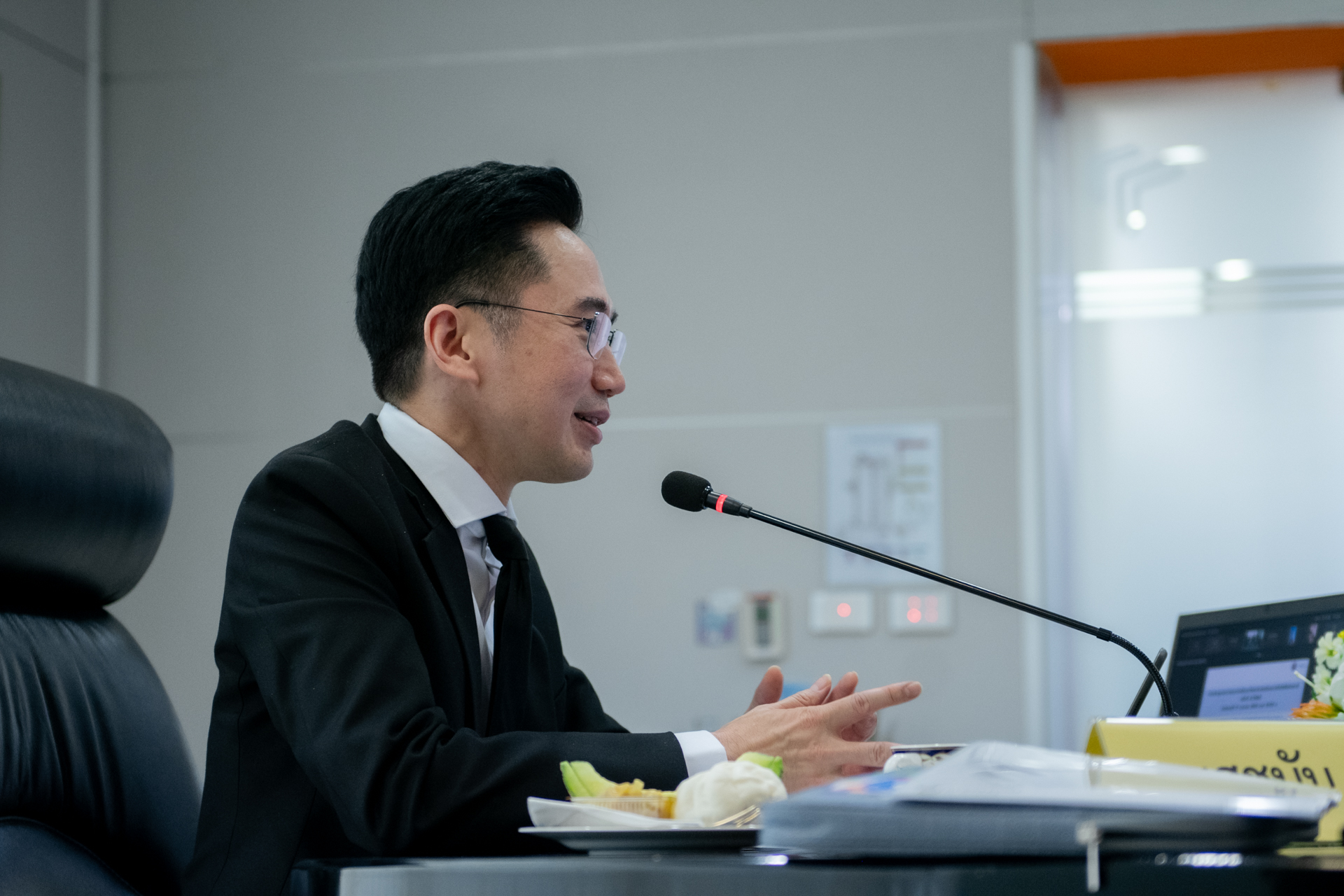 ภาพศาสตราจารย์ ดร.ยศชนัน วงศ์สวัสดิ์ รองนายกรัฐมนตรีและรัฐมนตรีว่าการกระทรวงการอุดมศึกษา วิทยาศาสตร์ วิจัยและนวัตกรรม (อว.) กล่าวในที่ประชุมหารือ