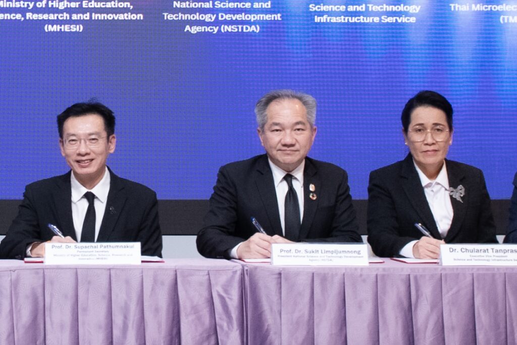 ภาพ: ศ. ดร.ชูกิจ ลิมปิจำนงค์ ผู้อำนวยการ สวทช. ขณะร่วมลงนามในบันทึกความเข้าใจ (MOU) เพื่อขับเคลื่อนและพัฒนาระบบนิเวศเซมิคอนดักเตอร์ของประเทศไทย