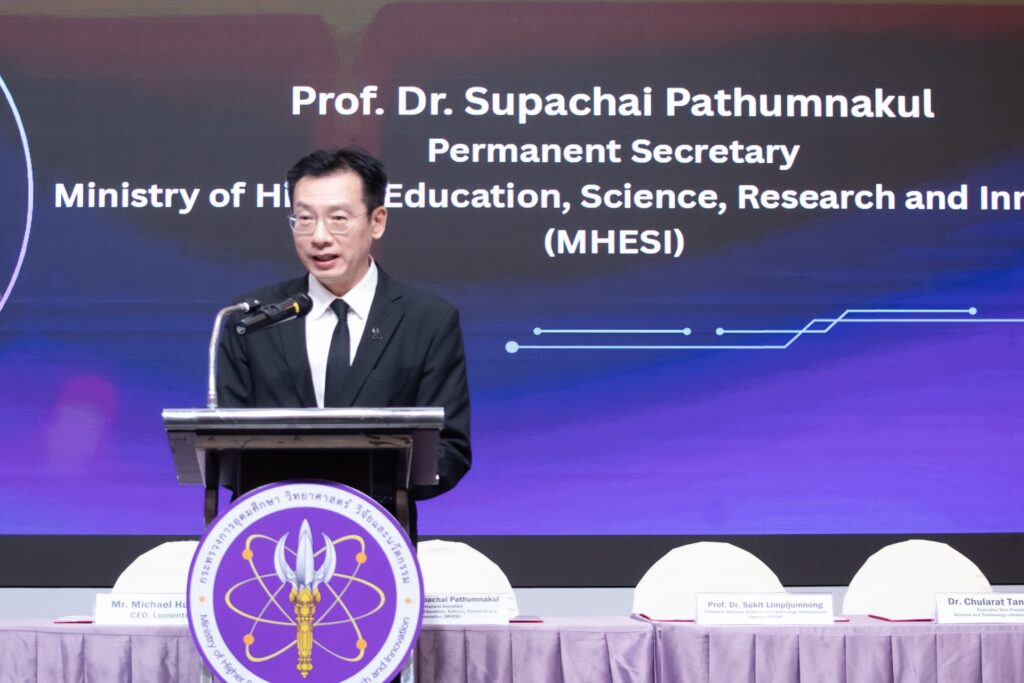ภาพ: ศ. ดร.ศุภชัย ปทุมนากุล ปลัดกระทรวง อว. กล่าวปาฐกถาถึงแผนยุทธศาสตร์การพัฒนาอุตสาหกรรมเซมิคอนดักเตอร์เพื่อผลักดันไทยสู่ศูนย์กลางนวัตกรรมโลก