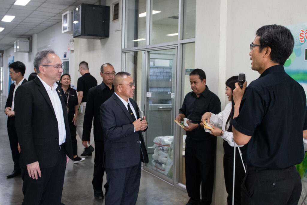 ภาพ: นักวิจัย สวทช. นำเสนอข้อมูลกระบวนการผลิตไวรัสเอ็นพีวี (NPV) ซึ่งเป็นชีวภัณฑ์สำหรับกำจัดแมลงศัตรูพืช แก่คณะผู้เยี่ยมชม