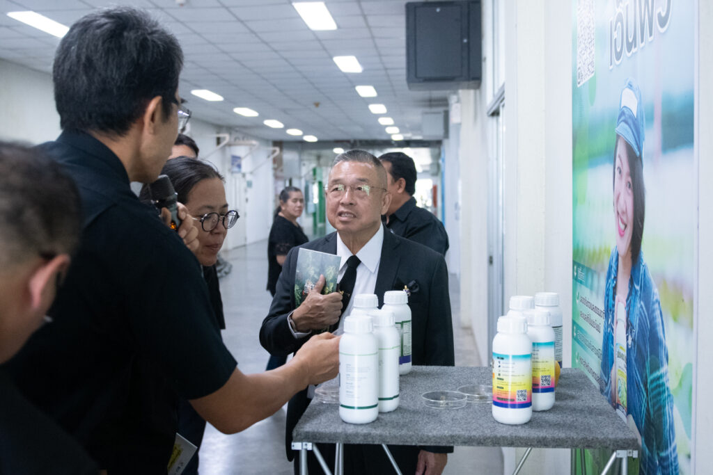 ภาพ: พล.อ.วิจักขฐ์ สิริบรรสพ ที่ปรึกษาพิเศษประจำสำนักงานมูลนิธิชัยพัฒนา รับฟังการบรรยายคุณสมบัติของผลิตภัณฑ์ไวรัสเอ็นพีวี (NPV) จากทีมนักวิจัย สวทช.