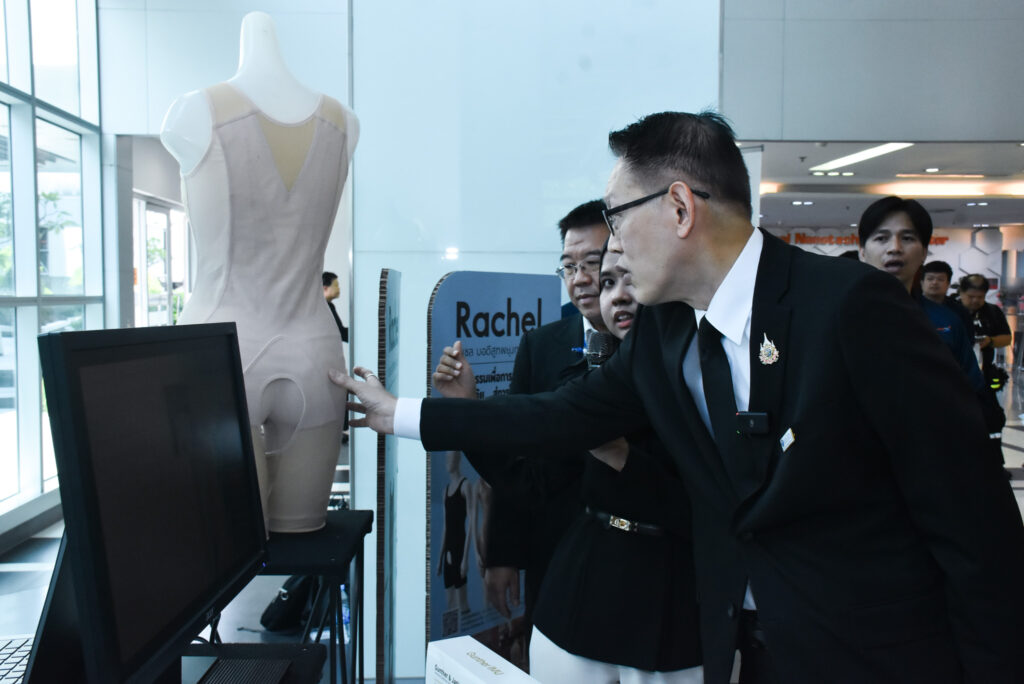 นพ.จเด็จ ธรรมธัชอารี เลขาธิการ สปสช. รับฟังการสาธิตนวัตกรรม Rachel บอดี้สูทเสริมแรงกล้ามเนื้อ ผลงานวิจัย สวทช. เพื่อการดูแลผู้สูงอา
