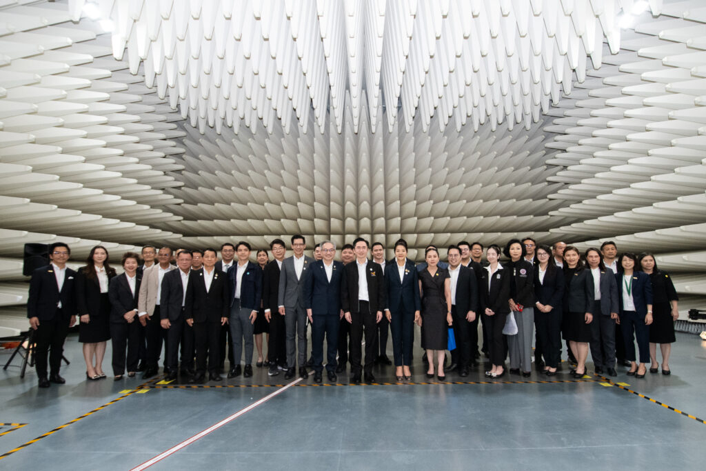 ภาพหมู่คณะรัฐมนตรีจาก 6 กระทรวงและผู้บริหาร สวทช. ถ่ายภาพร่วมกันภายในห้องทดสอบคลื่นแม่เหล็กไฟฟ้า (Anechoic Chamber) ศูนย์ PTEC สวทช.