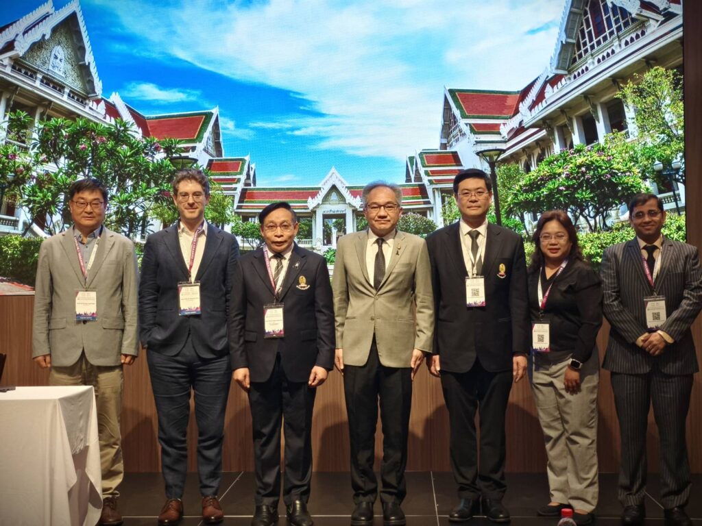 ภาพ ผู้อำนวยการ สวทช. ถ่ายภาพร่วมกับคณะผู้บริหารและวิทยากรในงานประชุมวิชาการ AUA Postgraduate Academic Forum จุฬาลงกรณ์มหาวิทยาลัย