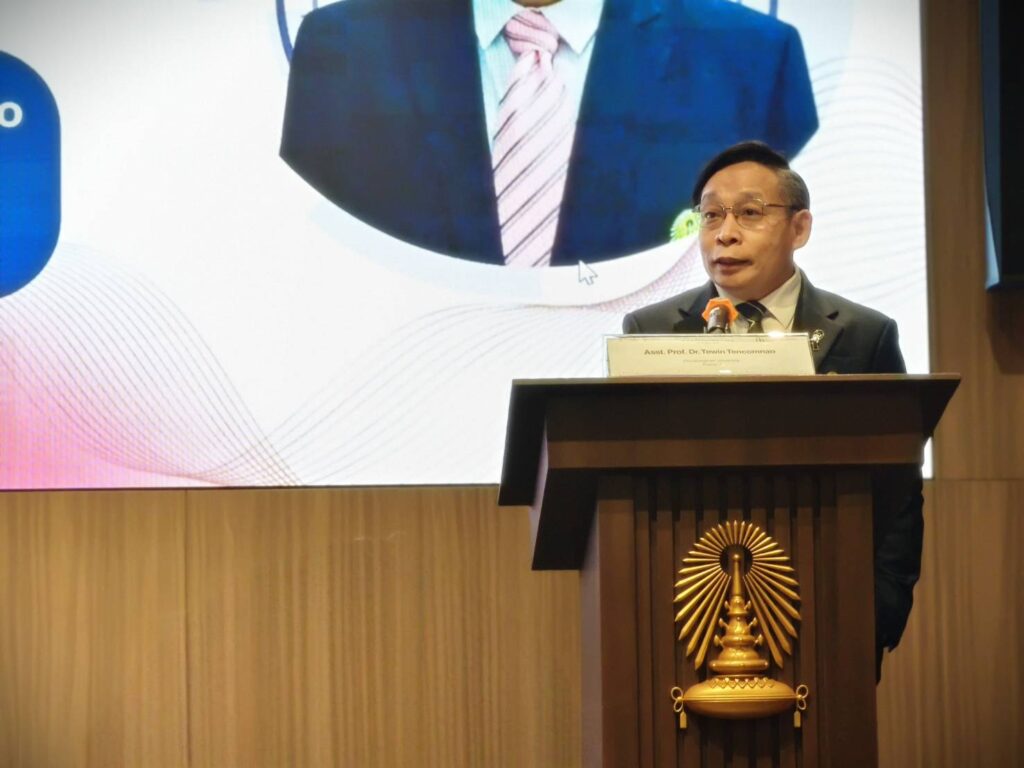 ภาพ ผศ. ดร.เทวิน เทนคำเนาว์ กล่าวในงานประชุมวิชาการ AUA Postgraduate Academic Forum