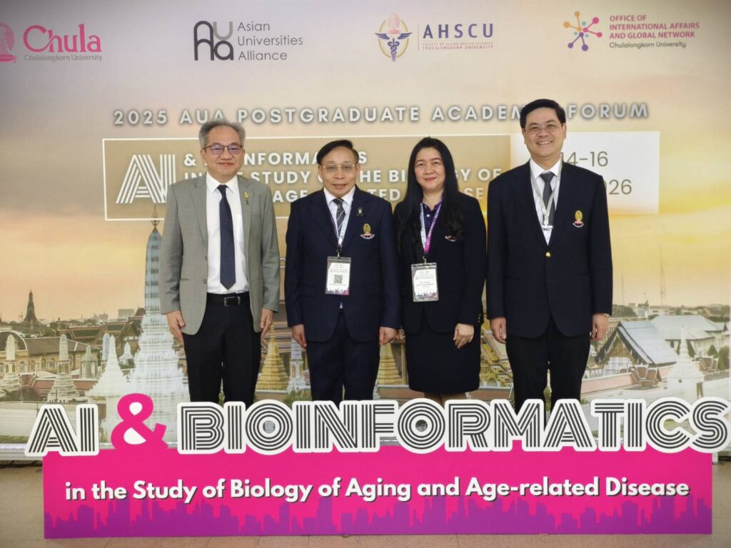 ภาพ ผู้อำนวยการ สวทช. ถ่ายภาพร่วมกับคณะผู้จัดงานหน้าแบ็กดรอปงาน AI & Bioinformatics จุฬาลงกรณ์มหาวิทยาลัย