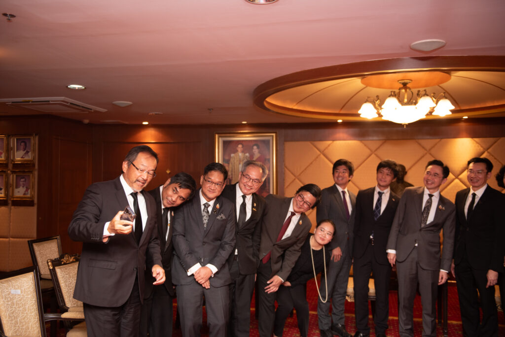 ภาพ: การถ่ายภาพเซลฟี่ร่วมกันอย่างเป็นกันเองของคณะผู้บริหารกระทรวง อว. และคณะทูตญี่ปุ่น