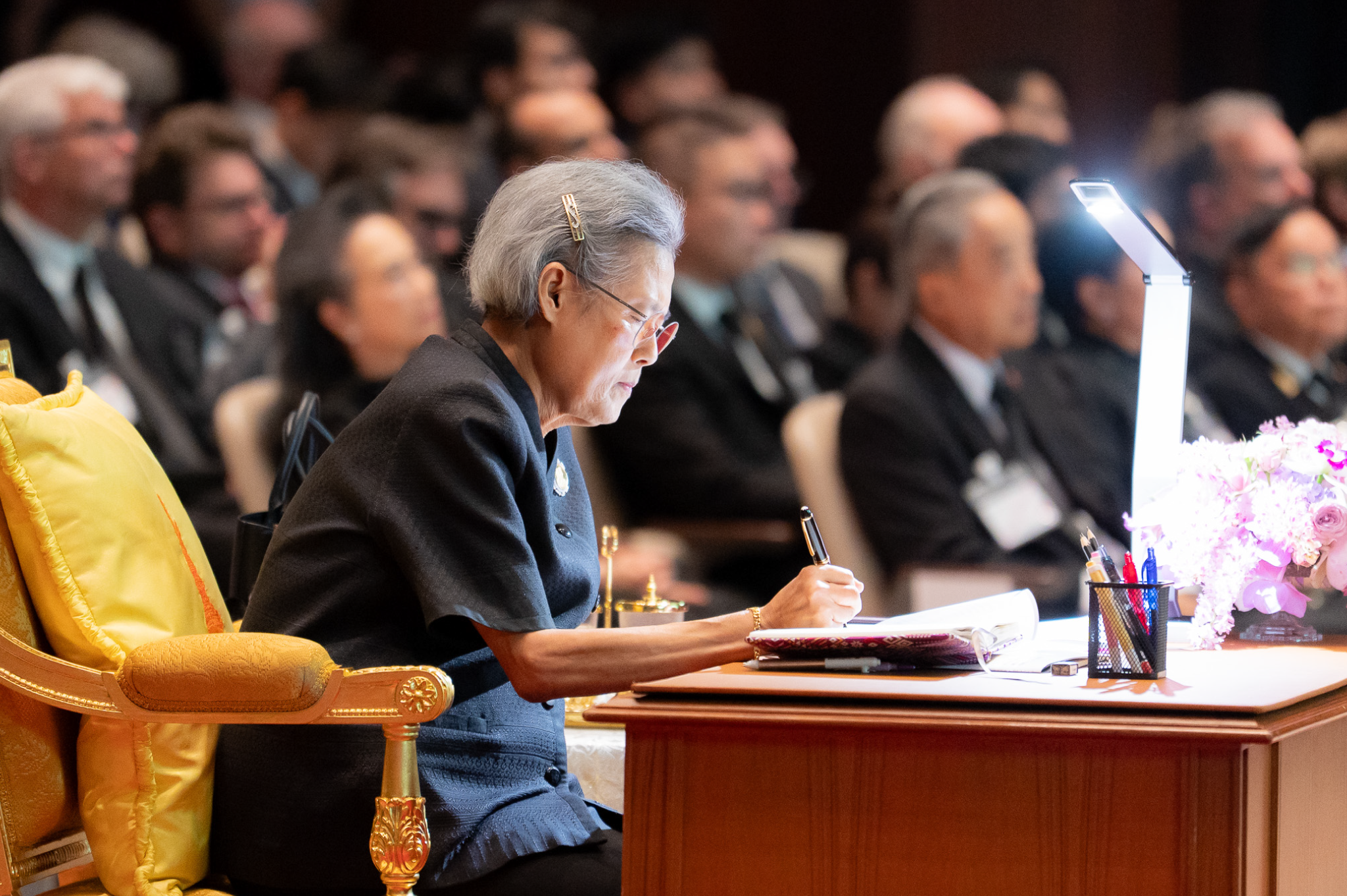 ภาพบรรยากาศ สวทช. ร่วมเฝ้ารับเสด็จ สมเด็จพระกนิษฐาธิราชเจ้า กรมสมเด็จพระเทพรัตนราชสุดา ฯ สยามบรมราชกุมารี ในพิธีเปิดประชุมวิชาการระดับโลก CHEP 2026 พร้อมรับพระราชทานโล่ประกาศเกียรติคุณในฐานะหน่วยงานหนุนโครงสร้างพื้นฐานวิจัยระดับสูง