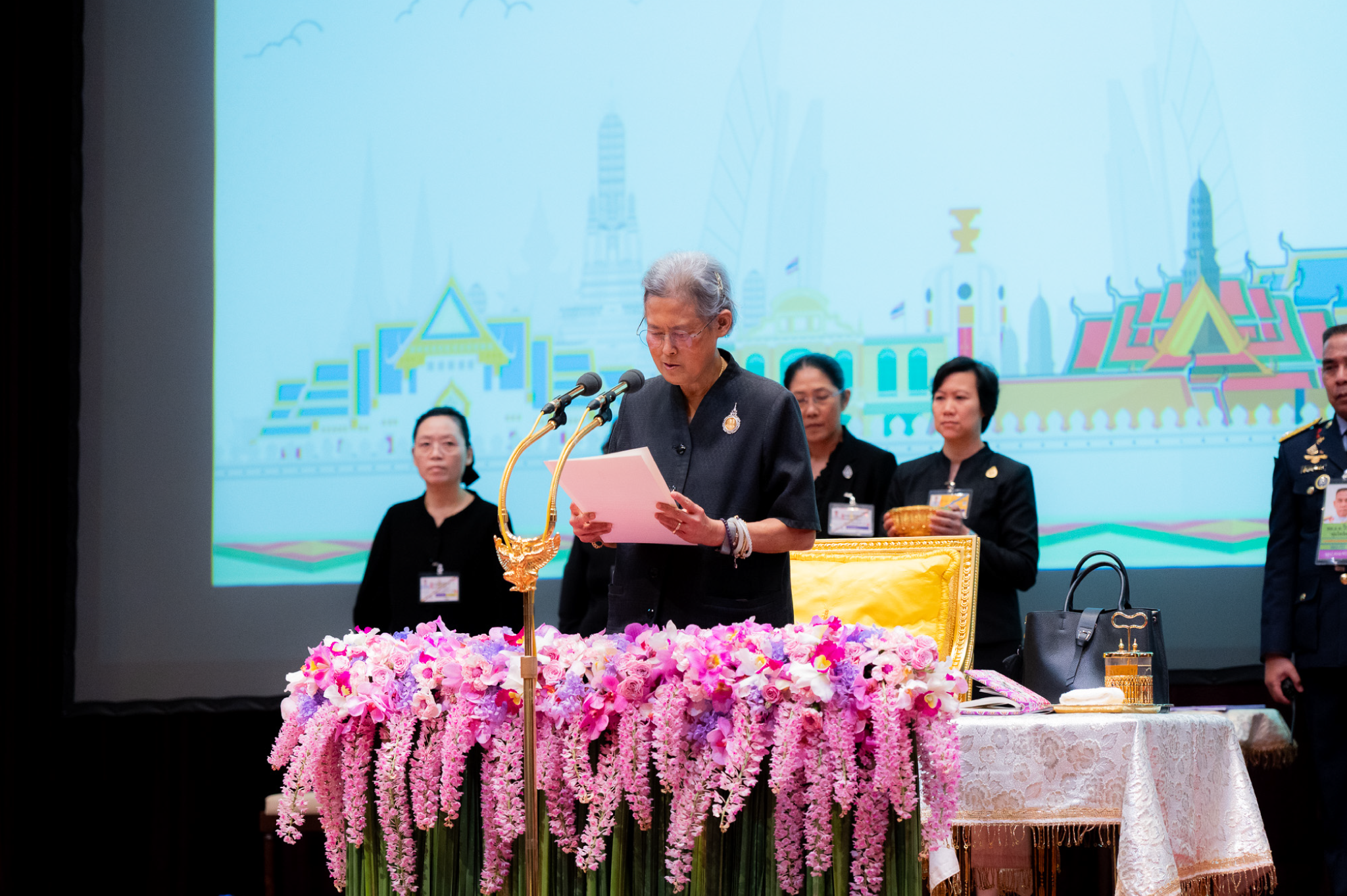 ภาพบรรยากาศ สวทช. ร่วมเฝ้ารับเสด็จ สมเด็จพระกนิษฐาธิราชเจ้า กรมสมเด็จพระเทพรัตนราชสุดา ฯ สยามบรมราชกุมารี ในพิธีเปิดประชุมวิชาการระดับโลก CHEP 2026 พร้อมรับพระราชทานโล่ประกาศเกียรติคุณในฐานะหน่วยงานหนุนโครงสร้างพื้นฐานวิจัยระดับสูง