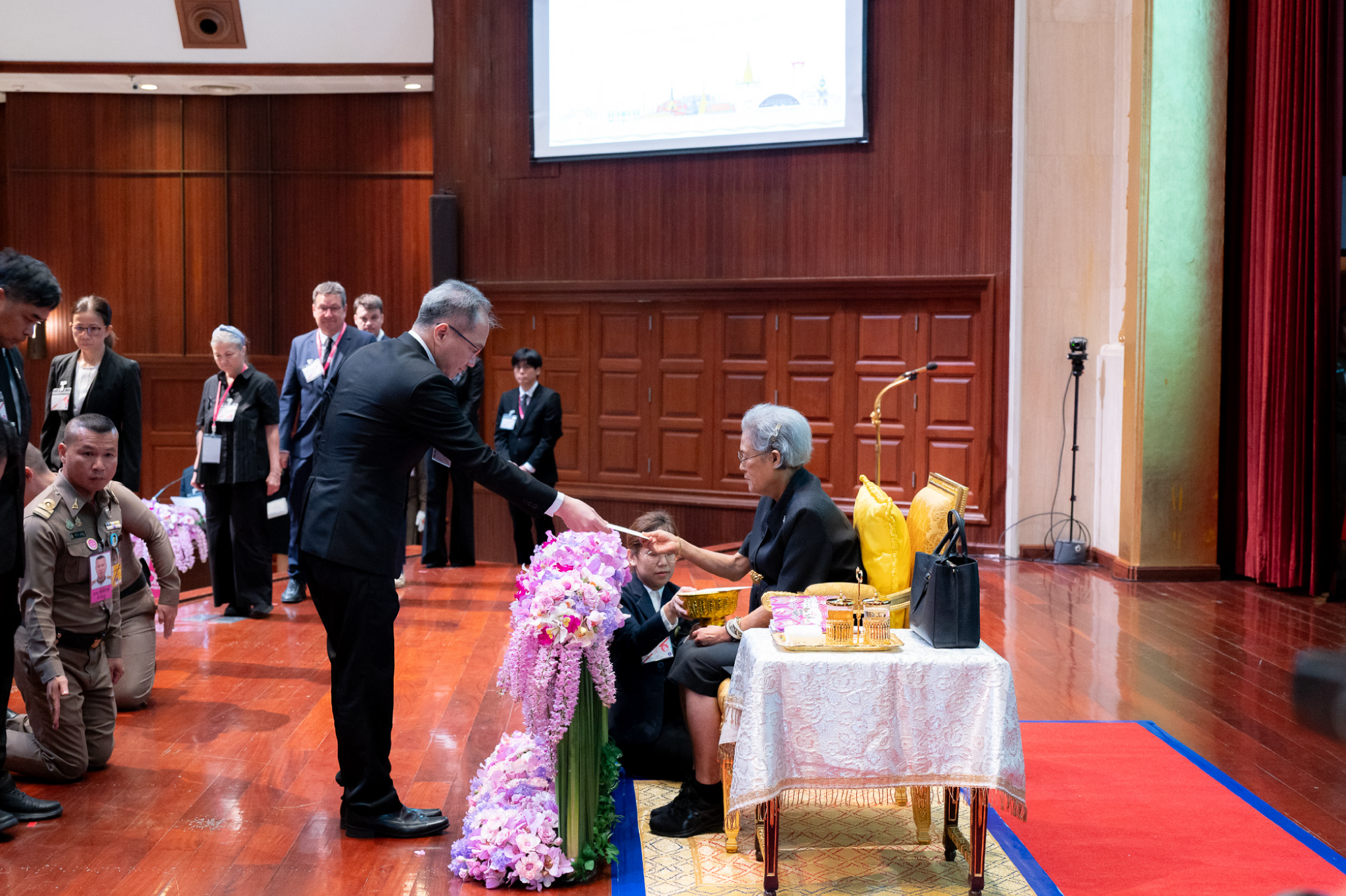 ภาพบรรยากาศ สวทช. ร่วมเฝ้ารับเสด็จ สมเด็จพระกนิษฐาธิราชเจ้า กรมสมเด็จพระเทพรัตนราชสุดา ฯ สยามบรมราชกุมารี ในพิธีเปิดประชุมวิชาการระดับโลก CHEP 2026 พร้อมรับพระราชทานโล่ประกาศเกียรติคุณในฐานะหน่วยงานหนุนโครงสร้างพื้นฐานวิจัยระดับสูง