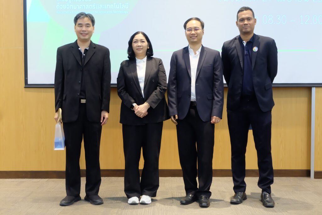 ภาพ: ผู้บริหารและนักวิจัย สวทช. ถ่ายภาพร่วมกันในงานเสวนาวิชาการ Closing the Loop for Society ภายในงาน NAC2026