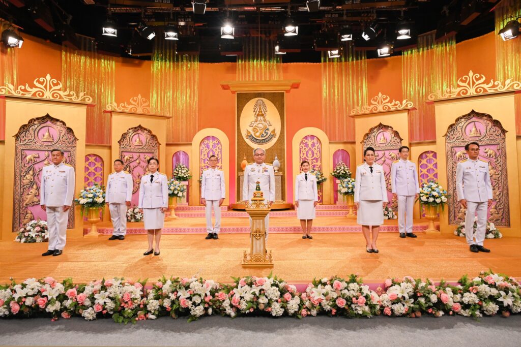 ภาพ: คณะผู้บริหาร สวทช. นำโดย ศาสตราจารย์ ดร.ชูกิจ ลิมปิจำนงค์ สวมเครื่องแบบปกติขาว ร่วมบันทึกเทปถวายพระพรชัยมงคล ณ สถานีโทรทัศน์ อสมท