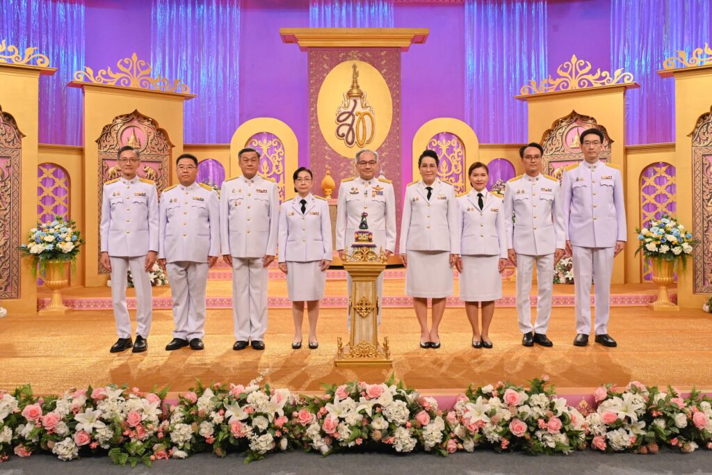 ภาพ: ผู้บริหารระดับสูง สวทช. ยืนแถวหน้ากระดานประกอบพิธีบันทึกเทปถวายพระพรชัยมงคล พระบาทสมเด็จพระเจ้าอยู่หัว และสมเด็จพระนางเจ้าฯ พระบรมราชินี