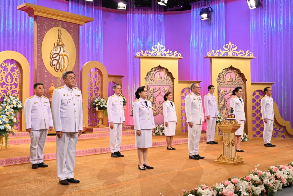 ภาพ: บรรยากาศด้านข้างระหว่างคณะผู้บริหาร สวทช. ประกอบพิธีบันทึกเทปถวายพระพรชัยมงคลบนเวที