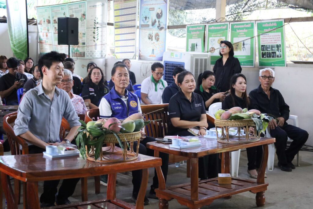 ภาพทีมวิจัยไบโอเทค สวทช. เปิดตัวนวัตกรรมชีวภัณฑ์และกับดักกำจัดแมลงวันผลไม้ ณ สวนมะม่วง จังหวัดราชบุรี พร้อมสาธิตการใช้งานเพื่อส่งเสริมเกษตรปลอดภัย