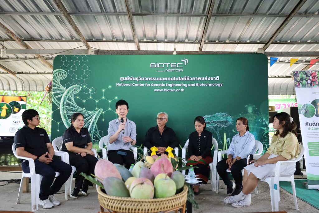 ภาพการนั่งเสวนา นักวิจัย และเจ้าของสวน