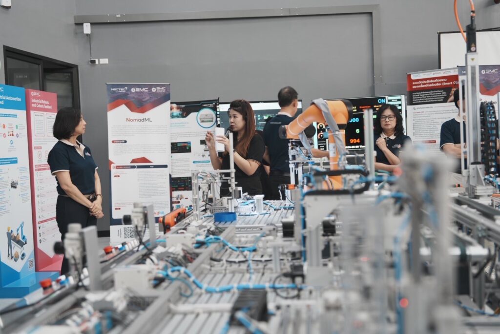 ภาพ: การสาธิตการทำงานของแขนกลหุ่นยนต์อุตสาหกรรม ณ เขตนวัตกรรม EECi