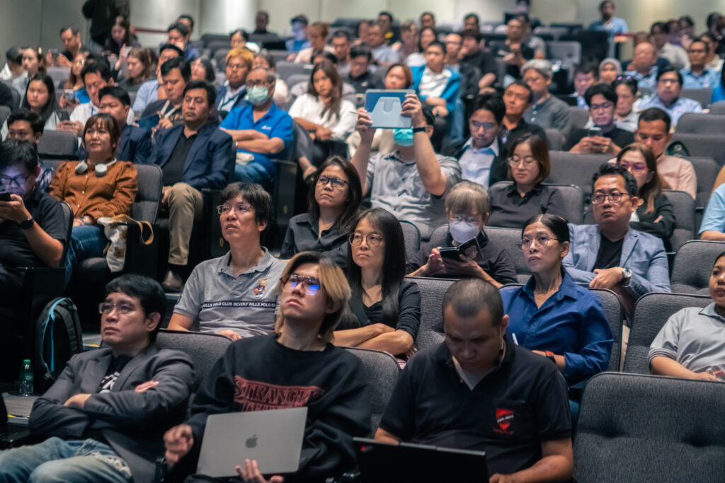 ภาพบรรยากาศผู้ร่วมงานสัมมนา AI & Human Synergy 2026 กำลังนั่งฟังบรรยาย