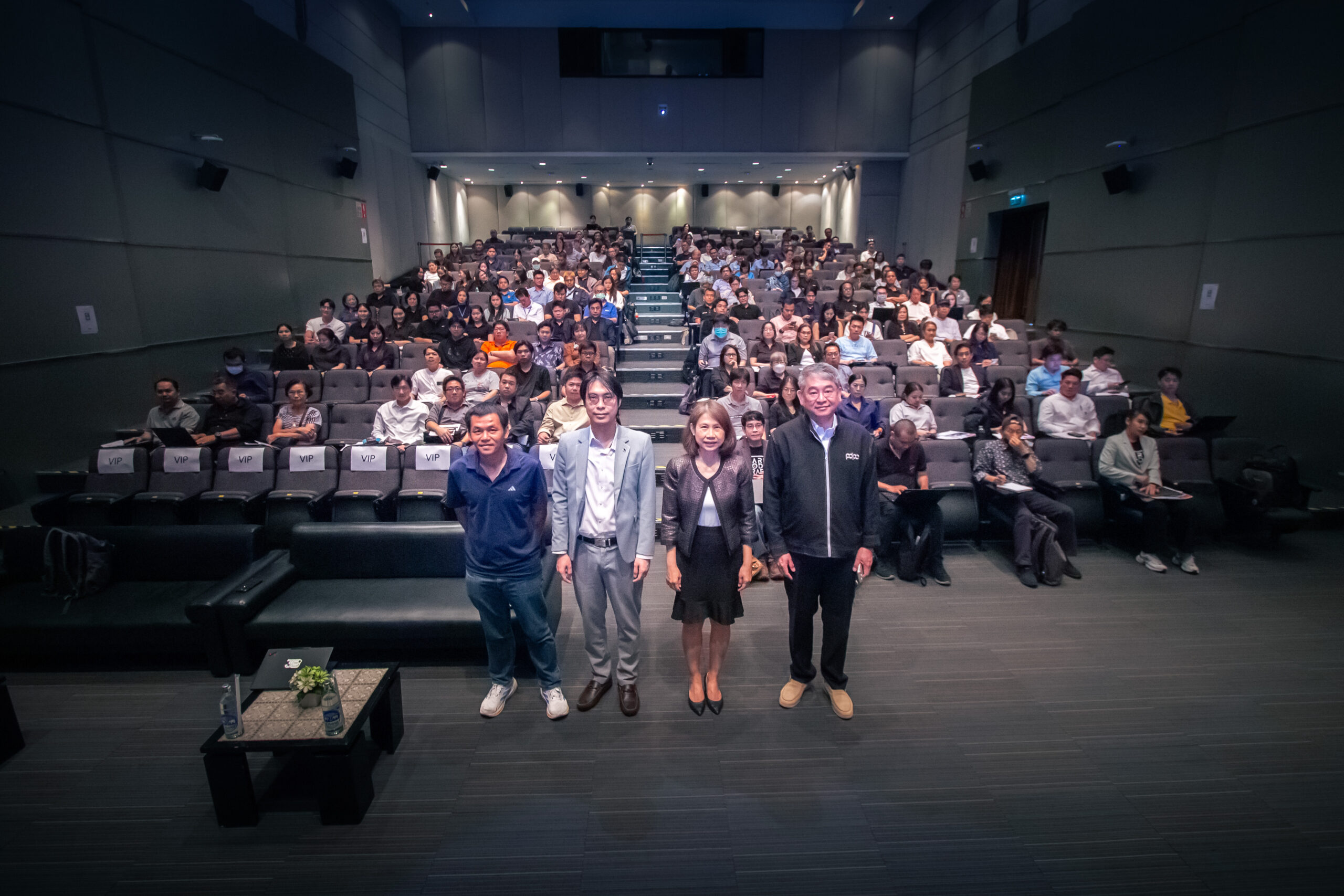 ภาพหมู่ ผู้บริหารสวทช. และพันธมิตร พร้อมผู้เข้าร่วมงาน ใน งานสัมมนา AI & Human Synergy 2026  ภายในอาคารซอฟต์แวร์พาร์ค 