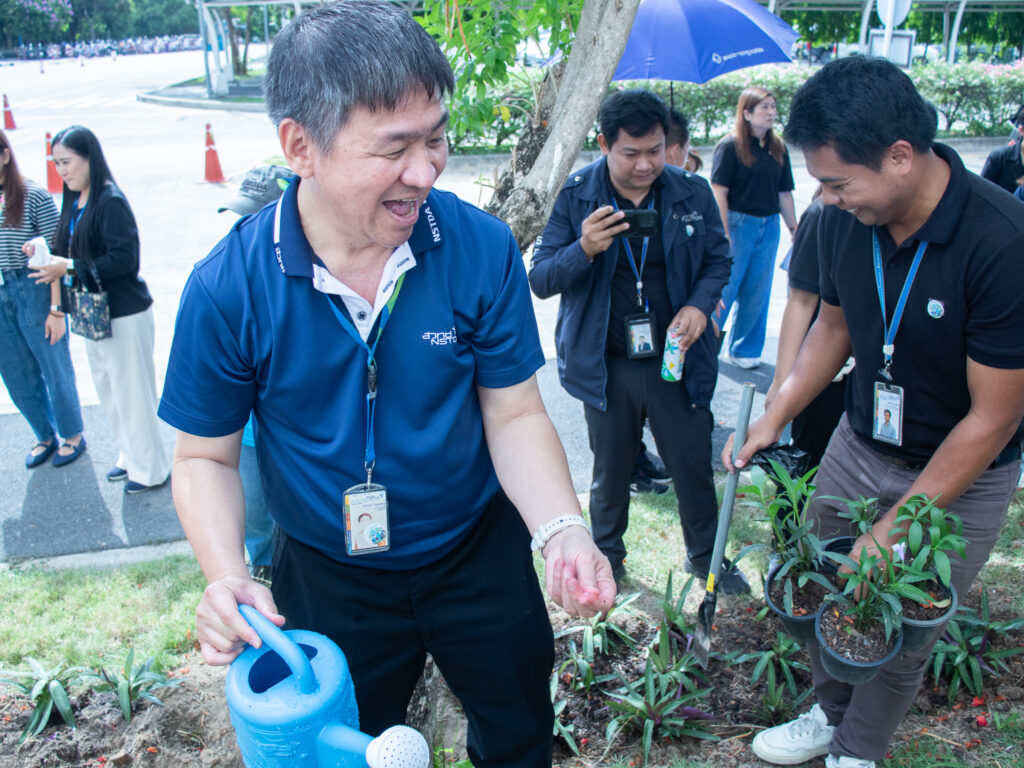 ภาพ ผู้บริหารและพนักงาน สวทช. ร่วมปลูกต้นไม้ในกิจกรรม Green Organization Day 2569