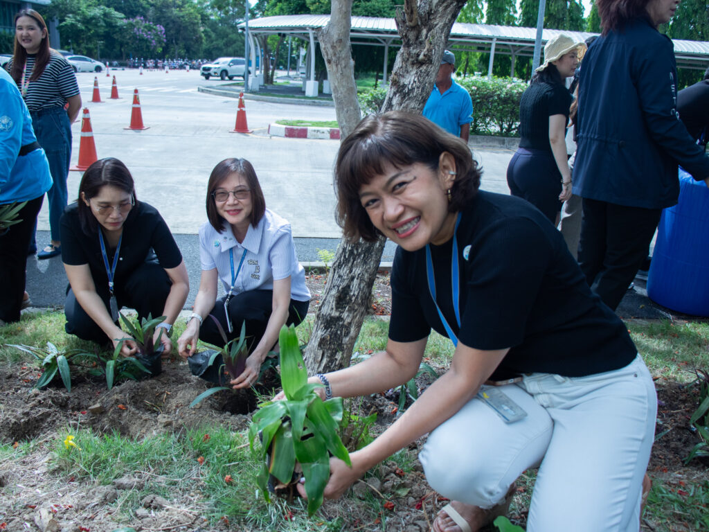 ภาพ พนักงาน สวทช. ร่วมปลูกต้นไม้ในกิจกรรม Green Organization Day 2569