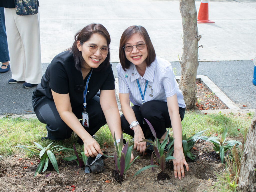 ภาพ พนักงาน สวทช. กำลังปลูกต้นไม้ในกิจกรรม Green Organization Day 2569