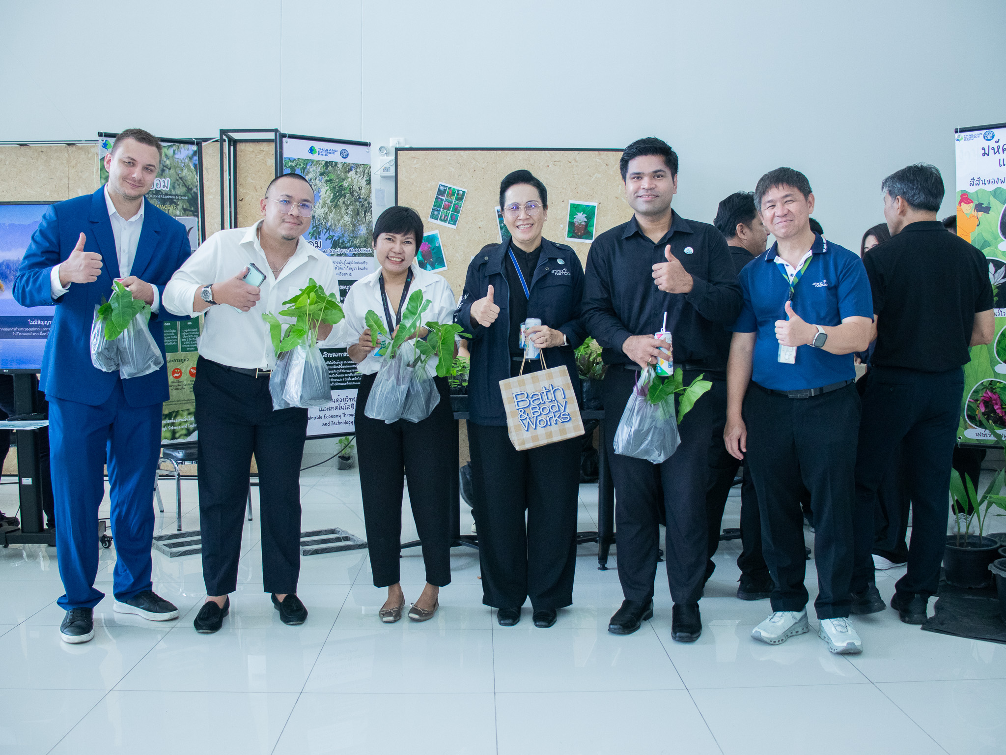 ภาพ ผู้บริหารและพนักงาน สวทช. ร่วมปลูกต้นไม้ในกิจกรรม Green Organization Day 2569