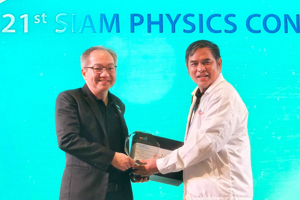 ภาพ: ศาสตราจารย์ ดร.ชูกิจ ลิมปิจำนงค์ ผู้อำนวยการ สวทช. ถ่ายภาพร่วมเป็นเกียรติในงานประชุมวิชาการฟิสิกส์ระดับชาติ ครั้งที่ 21 (SPC2026)