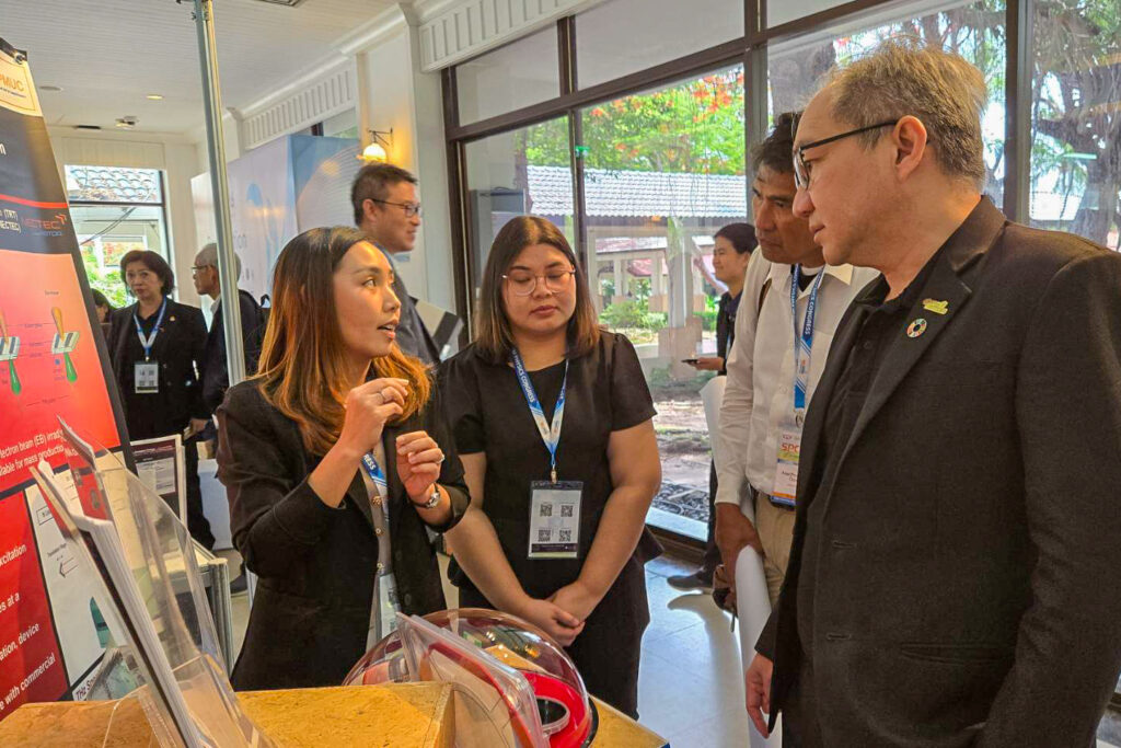 ภาพ: ศาสตราจารย์ ดร.ชูกิจ ลิมปิจำนงค์ รับฟังการบรรยายผลงานวิจัยอุปกรณ์สเปกโทรสโกปีและเซนเซอร์จากทีมนักวิจัยเนคเทค