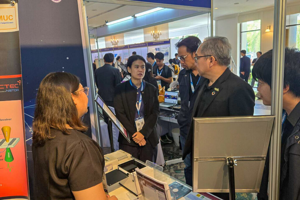 ภาพ: คณะผู้บริหารและผู้เข้าร่วมงานให้ความสนใจผลงานวิจัยและนวัตกรรมทางฟิสิกส์ที่บูธนิทรรศการของ สวทช.