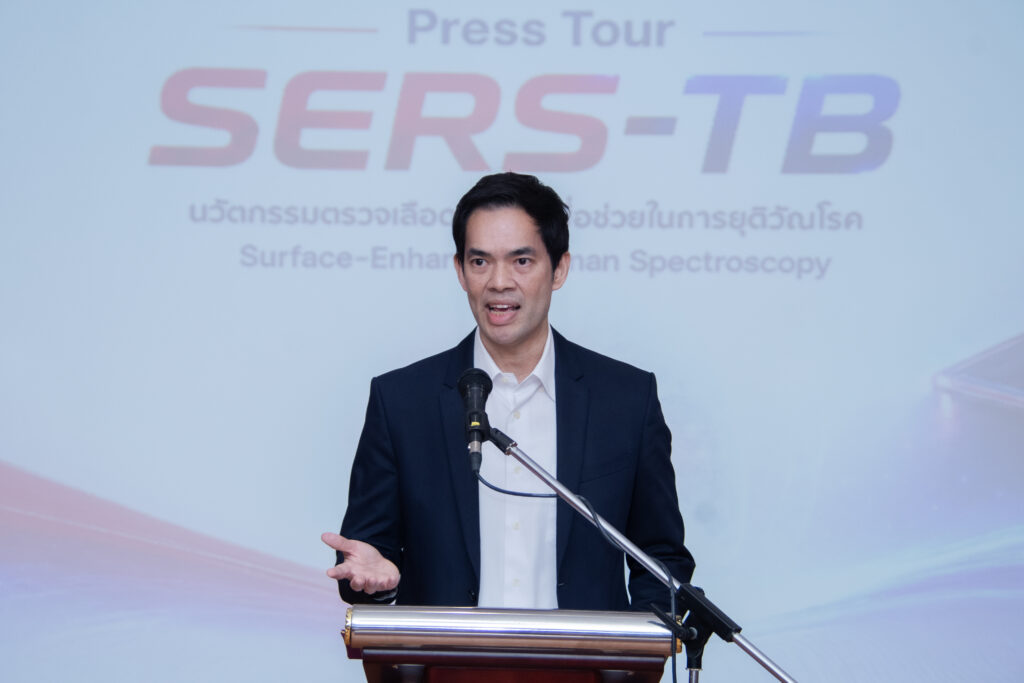 ภาพ: ดร.นพดล นันทวงศ์ นักวิจัยเนคเทค สวทช. อธิบายกลไกการทำงานของเทคโนโลยีชิปนาโน OnSpec ร่วมกับระบบประมวลผล AI เพื่อคัดกรองวัณโรคแฝง
