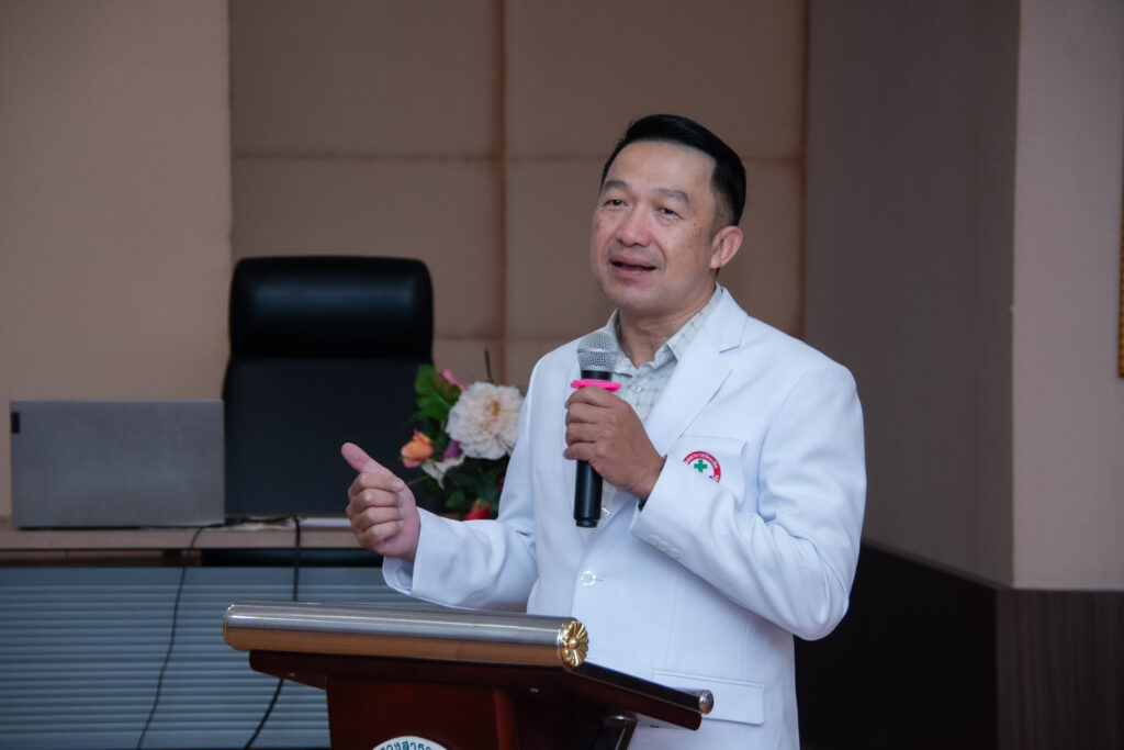 ภาพ: พ.ท.นพ.ฐมฤกษ์ แสงเงิน ผู้อำนวยการคลินิกวัณโรค โรงพยาบาลร้อยเอ็ด ถ่ายทอดข้อมูลการบริหารจัดการควบคุมวัณโรคและการทำงานเชิงรุกในระดับปฏิบัติการ