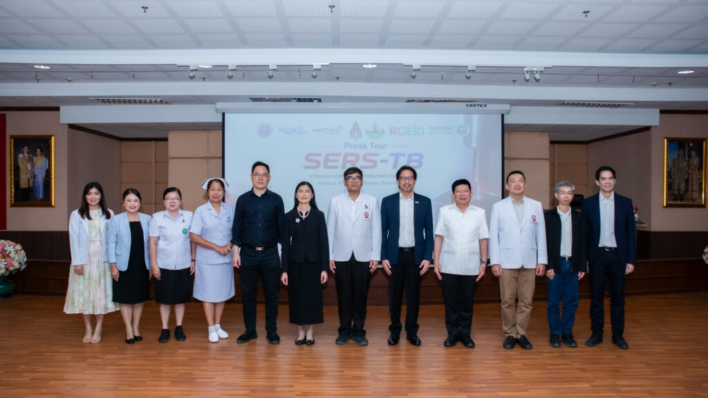 ภาพหมู่ผู้บริหารระดับสูงจาก สวทช. มหาวิทยาลัยขอนแก่น โรงพยาบาลร้อยเอ็ด และเครือข่ายสาธารณสุข ร่วมบันทึกภาพบนเวทีในกิจกรรมสื่อมวลชนสัญจรต้านวัณโรค
