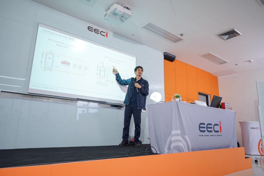 ภาพ: วิทยากรบรรยายโครงสร้างสถาปัตยกรรมระบบจัดการแบตเตอรี่ (BMS) สำหรับยานยนต์ไฟฟ้า ณ ศูนย์ EECi