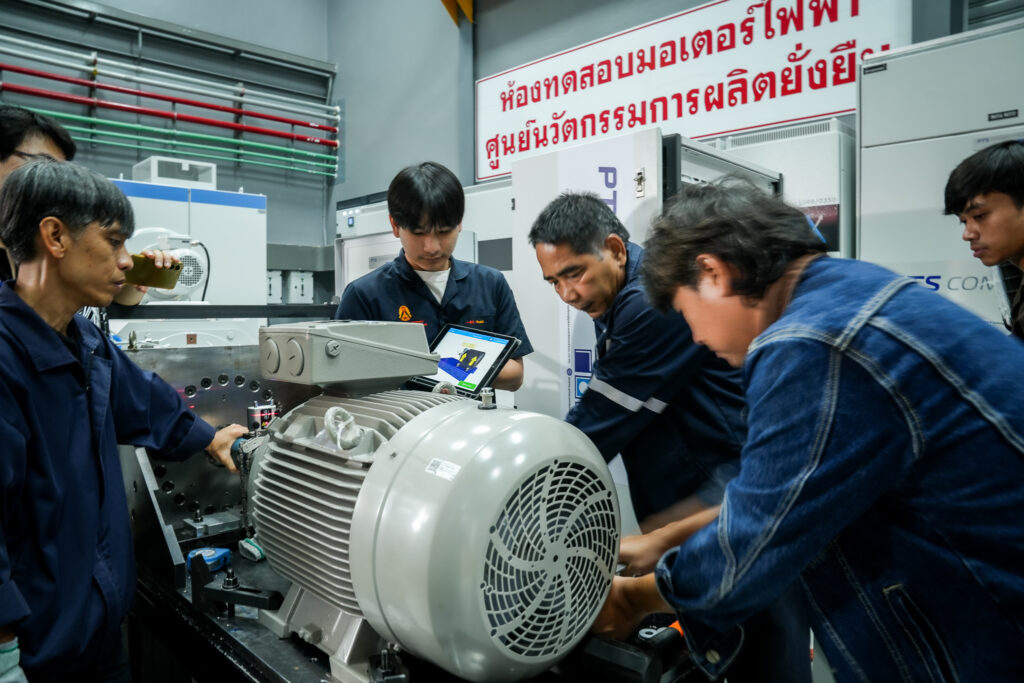 ภาพ: ผู้เข้าอบรมและผู้เชี่ยวชาญร่วมกันติดตั้งและตรวจสอบมอเตอร์ไฟฟ้าบนแท่นทดสอบในห้องปฏิบัติการ