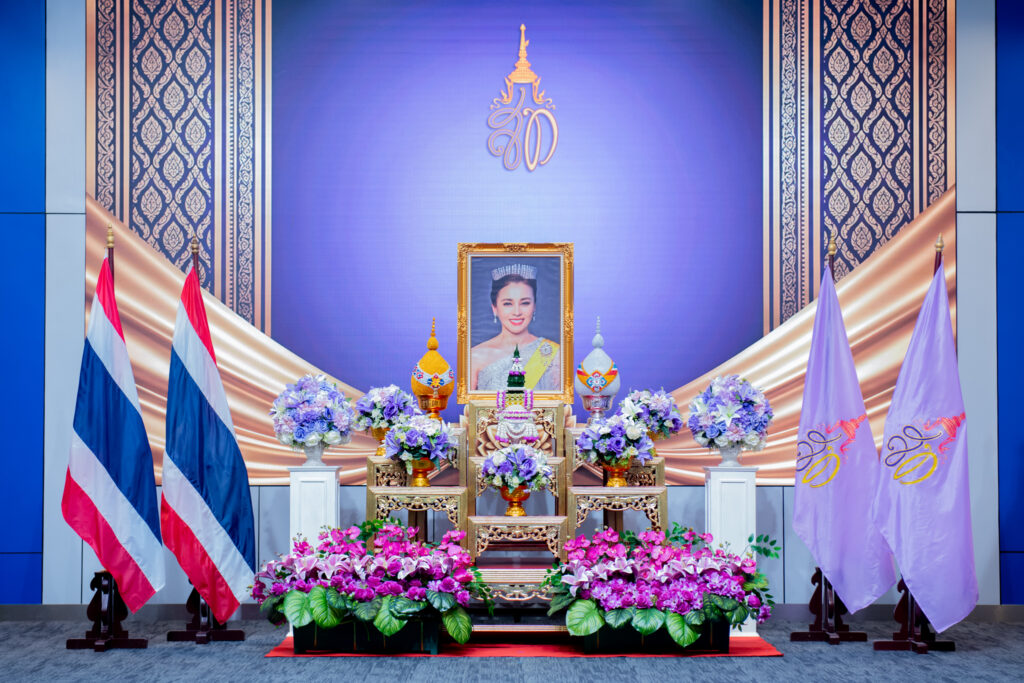 โต๊ะหมู่บูชาและพานพุ่มเบื้องหน้าพระฉายาลักษณ์ สมเด็จพระนางเจ้าสุทิดา พัชรสุธาพิมลลักษณ พระบรมราชินี เนื่องในโอกาสพระราชพิธีมหามงคลเฉลิมพระชนมพรรษา 4 รอบ