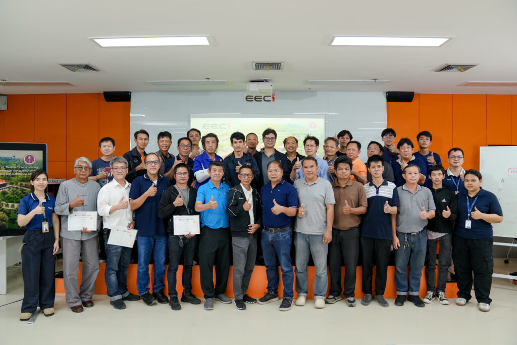 ภาพ: คณะผู้เข้าอบรมถ่ายภาพร่วมกับวิทยากรหลังเสร็จสิ้นการฝึกอบรมเชิงปฏิบัติการ พร้อมรับมอบประกาศนียบัตร