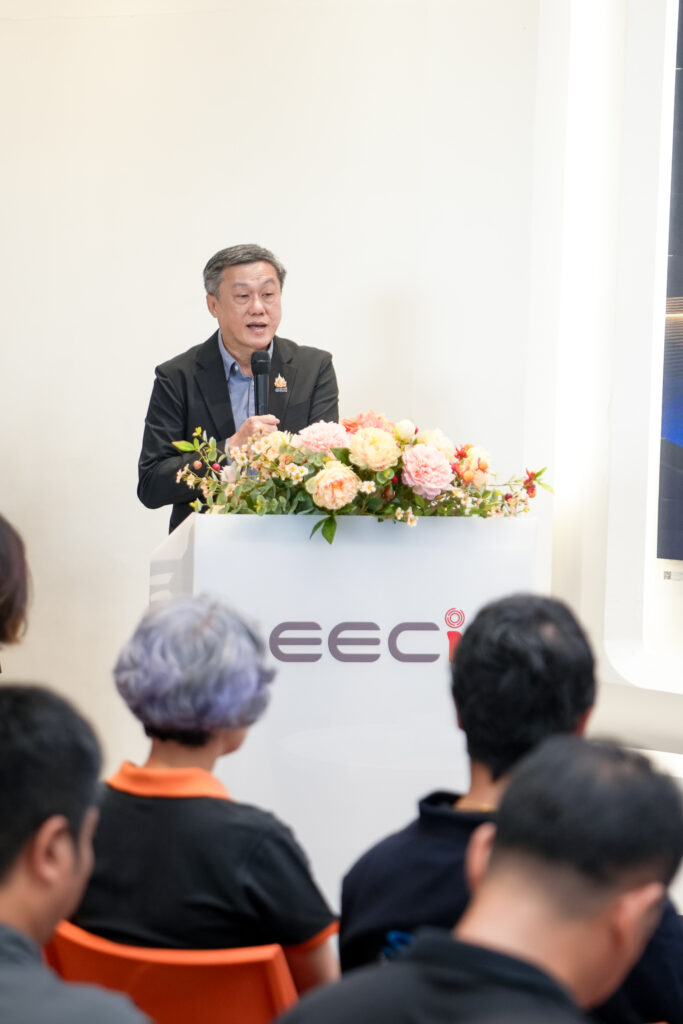 ภาพ: ผู้บริหารกล่าวบรรยายและเปิดงานชุดกิจกรรมการอบรมพัฒนาบุคลากรอุตสาหกรรมยานยนต์ไฟฟ้า ณ ศูนย์ EECi