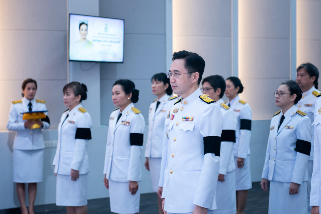 ศาสตราจารย์ ดร.ยศชนัน วงศ์สวัสดิ์ รัฐมนตรีว่าการกระทรวง อว. พร้อมคณะผู้บริหารในชุดเครื่องแบบเต็มยศร่วมพิธีถวายพระพรชัยมงคล