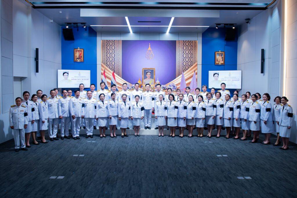 คณะผู้บริหารระดับสูง หัวหน้าหน่วยงาน ข้าราชการ กระทรวง อว. และผู้แทน สวทช. ถ่ายภาพร่วมกันในพิธีถวายพระพรชัยมงคล ณ ห้องแถลงข่าว ชั้น 1 อาคารพระจอมเกล้า