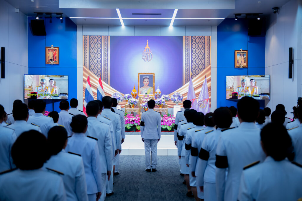 บรรยากาศคณะผู้บริหารและเจ้าหน้าที่กระทรวง อว. หันหน้าเข้าสู่แถวหน้าพระฉายาลักษณ์สมเด็จพระนางเจ้าฯ พระบรมราชินี ในพิธีถวายพระพรชัยมงคล