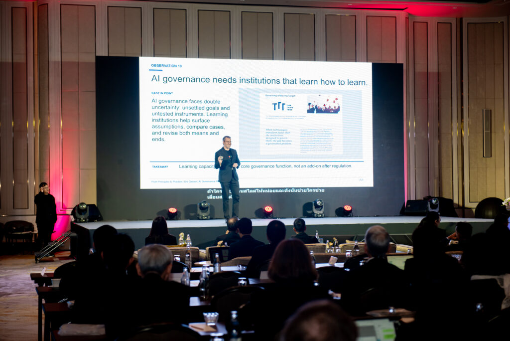 วิทยากรผู้เชี่ยวชาญบรรยายให้ความรู้ด้าน AI Governance บนเวที