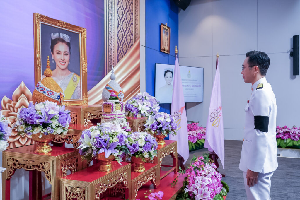ศาสตราจารย์ ดร.ยศชนัน วงศ์สวัสดิ์ รัฐมนตรีว่าการกระทรวง อว. ขณะยืนอยู่เบื้องหน้าพระฉายาลักษณ์สมเด็จพระนางเจ้าฯ พระบรมราชินี ในพิธีถวายพระพรชัยมงคล