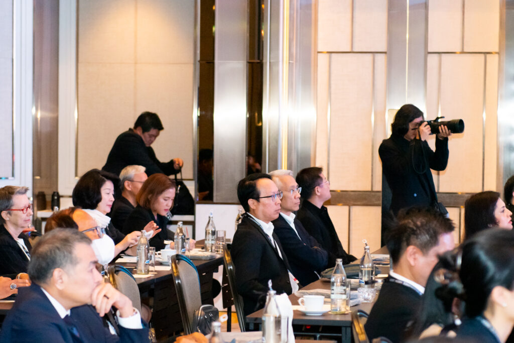 บรรยากาศผู้เข้าร่วมงานและสื่อมวลชนที่ให้ความสนใจรับฟังการบรรยาย