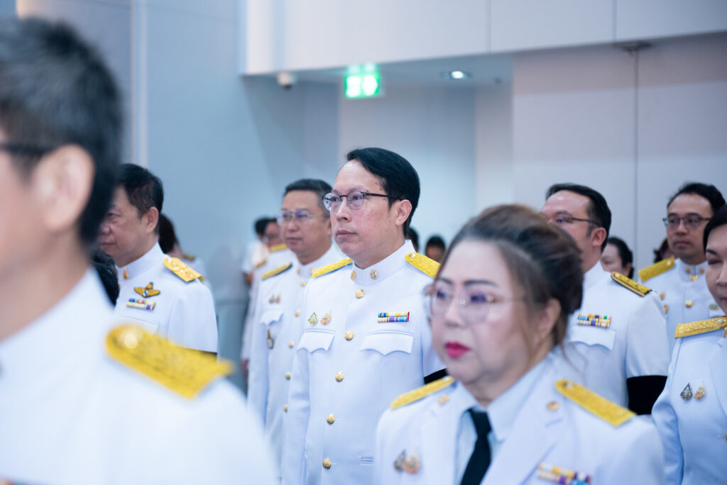ดร.ศวิต กาสุริยะ รองผู้อำนวยการเนคเทค สวทช. ยืนร่วมในแถวพิธีถวายพระพรชัยมงคลร่วมกับคณะผู้บริหารกระทรวง อว.