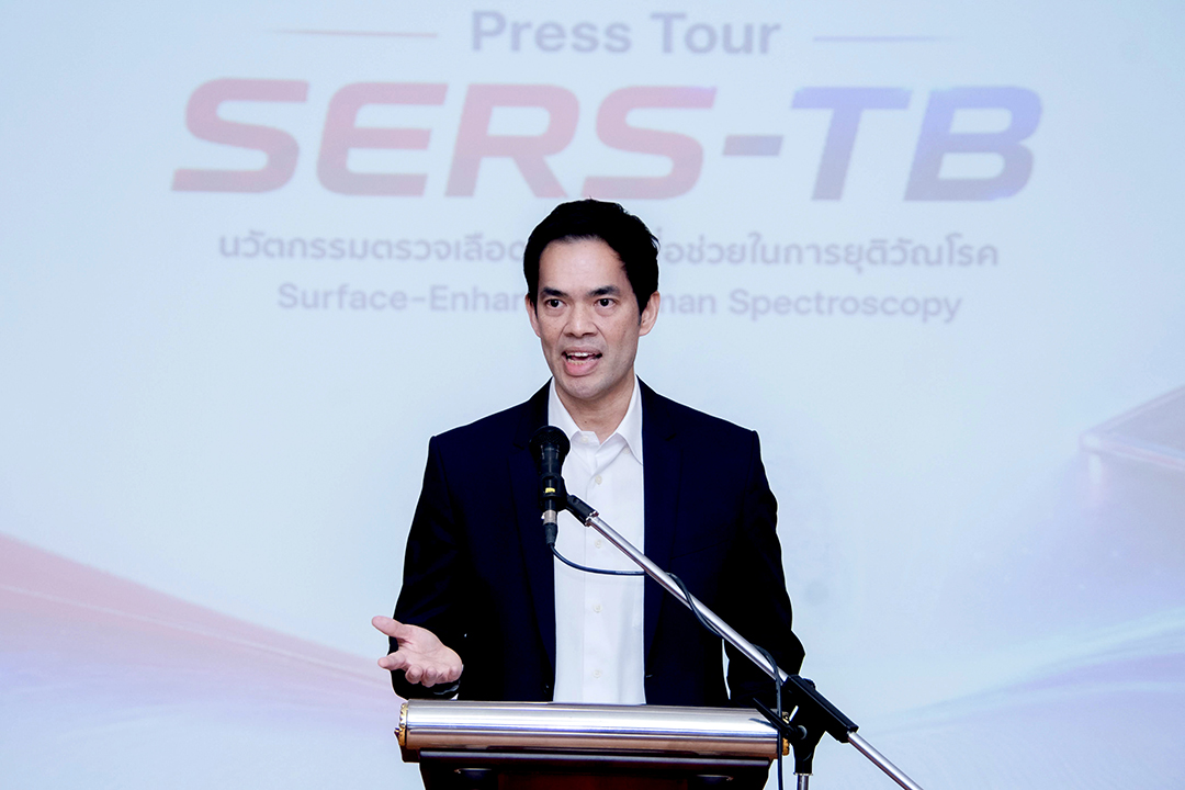 ดร.นพดล นันทวงศ์ นักวิจัยกลุ่มวิจัยอุปกรณ์สเปกโทรสโกปีและเซนเซอร์ เนคเทค สวทช. และหัวหน้าโครงการวิจัย กำลังบรรยายเกี่ยวกับ SERS-TB