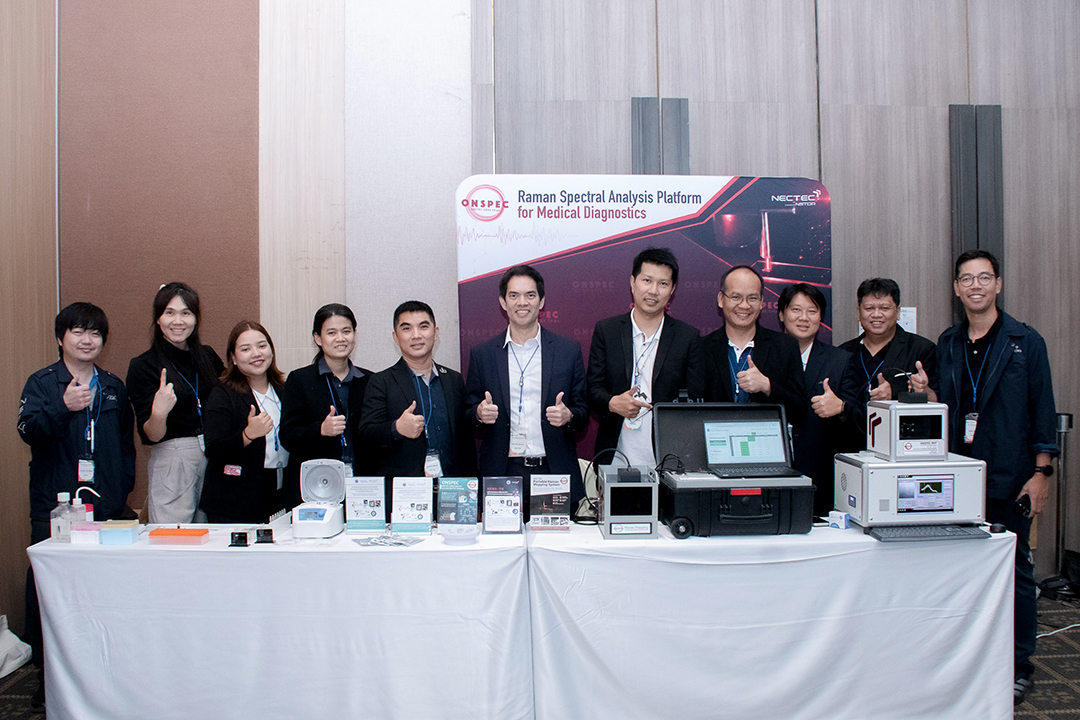 คณะนักวิจัยและผู้ร่วมพัฒนาโครงการ SERS-TB ถ่ายภาพร่วมกับอุปกรณ์ตรวจคัดกรองวัณโรคแฝงภายในงานนำเสนอผลงาน