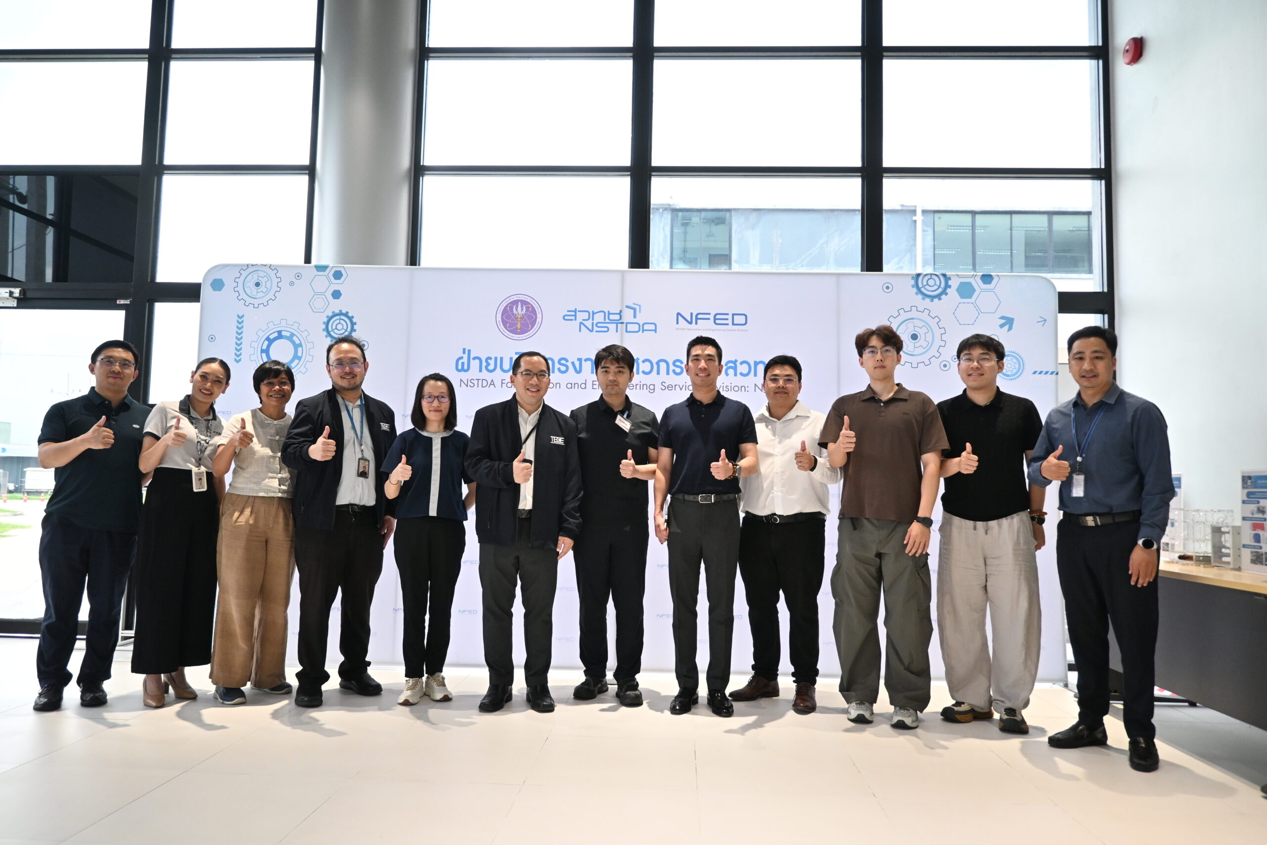 ภาพ คณะผู้แทนจาก CATARC สาธารณรัฐประชาชนจีน และผู้บริหาร–นักวิจัย สวทช. ถ่ายภาพร่วมกันภายหลังการหารือความร่วมมือด้านการวิจัยและทดสอบเทคโนโลยียานยนต์แห่งอนาคต ณ อุทยานวิทยาศาสตร์ประเทศไทย