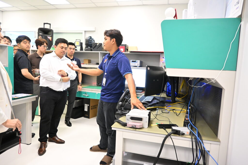 ภาพ บรรยากาศCATARC ได้เข้าเยี่ยมชม บริการงานวิศวกรรม สวทช. (NFED) นักวิจัยสวทช. นำเสนอผลงานวิจัย เครื่องมือทดสอบ