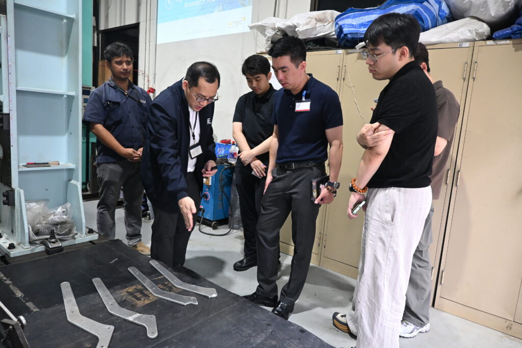 ภาพ บรรยากาศCATARC ได้เข้าเยี่ยมชมห้องปฏิบัติการวิศวกรรมน้ำหนักเบา (Lightweight Engineering Laboratory) โดย นักวิจัยสวทช. นำเสนอผลงานวิจัย เครื่องมือทดสอบ